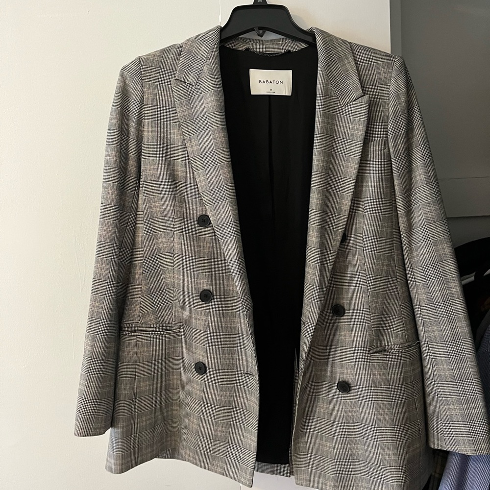 Perfect condition Babaton Aritzia blazer. Worn once.